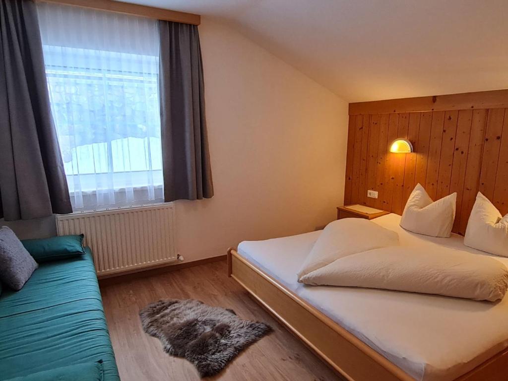 Posteľ alebo postele v izbe v ubytovaní Apartment Walch-1 by Interhome