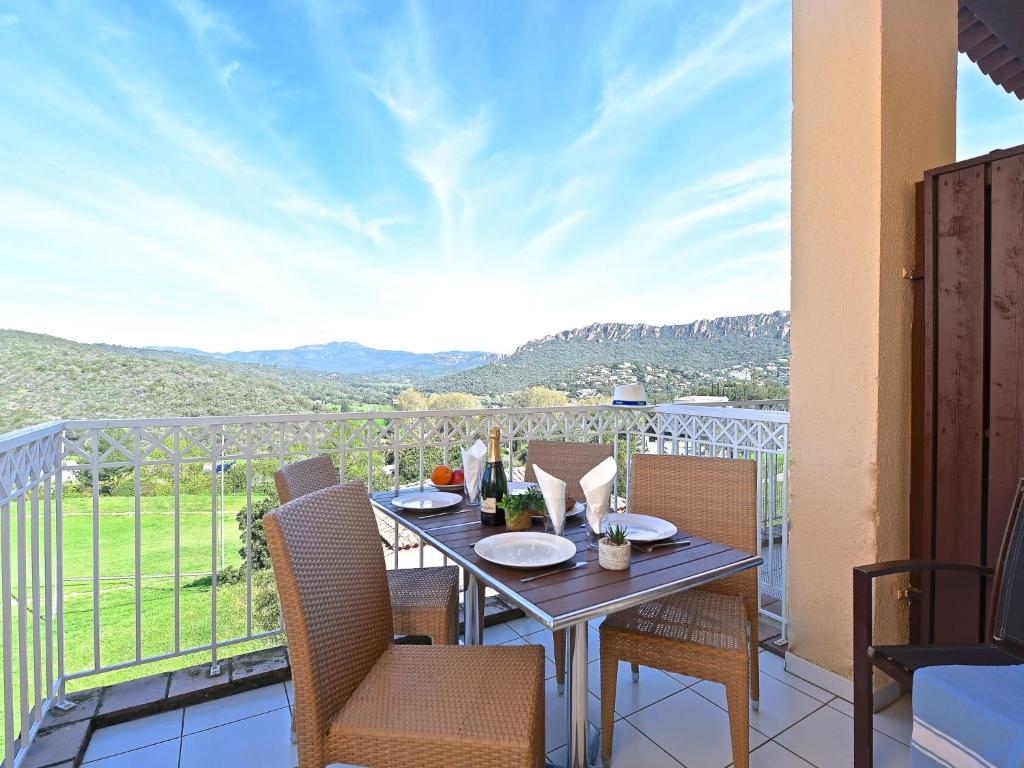 un patio avec une table et des chaises sur un balcon dans l'établissement Apartment Le Village - C7 351 by Interhome, à Agay
