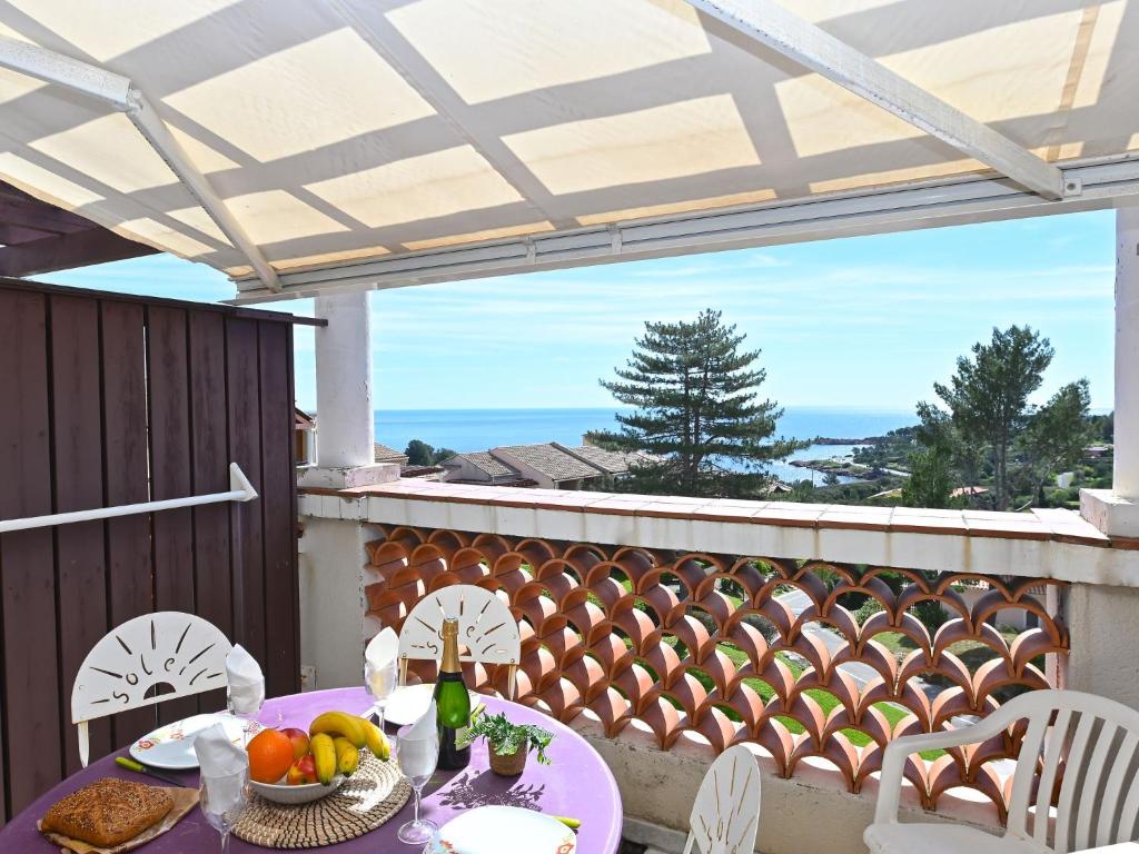 une table avec un bol de fruits sur un balcon dans l'établissement Apartment Le Village - C0363 by Interhome, à Agay