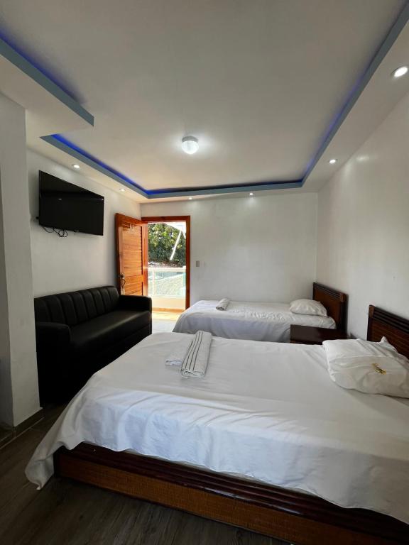 SJM的住宿－Eco Hotel Valley View，酒店客房,设有两张床和一张沙发