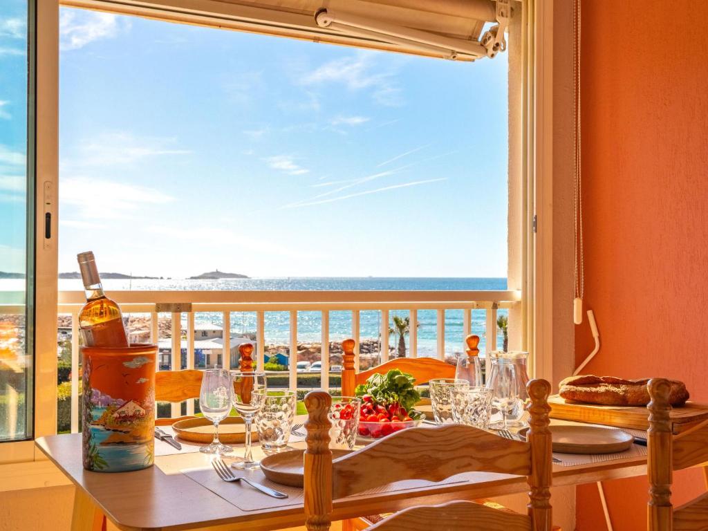 - une table avec vue sur l'océan depuis une fenêtre dans l'établissement Apartment Les Morières-4 by Interhome, à Six-Fours-les-Plages