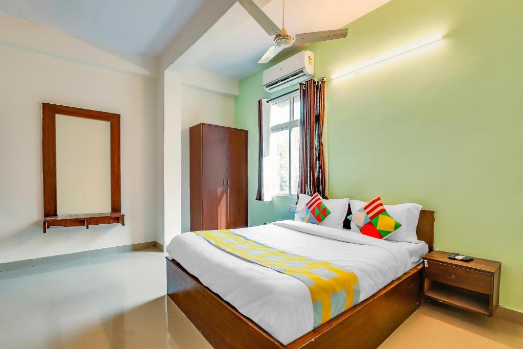 een slaapkamer met een bed en een raam bij OYO Dream Connect Stays Near City Center Mall in Hyderabad