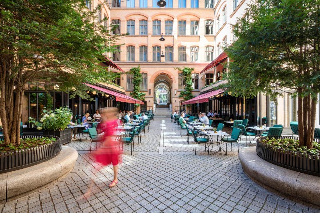 Uma rapariga de vestido vermelho a andar numa rua em TORTUE HAMBURG - Schöner als die Fantasie em Hamburgo