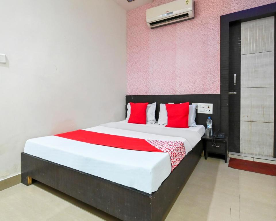 Un pat sau paturi într-o cameră la OYO Co Hotel