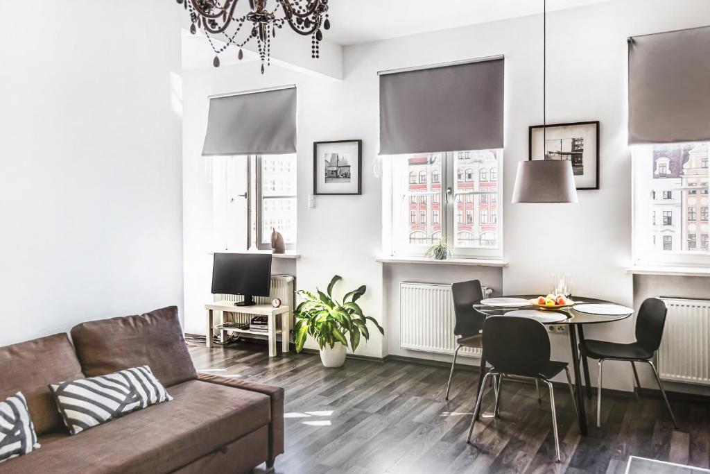 - un salon avec un canapé et une table dans l'établissement Stylowy apartament w najlepszej lokalizacji, à Wrocław