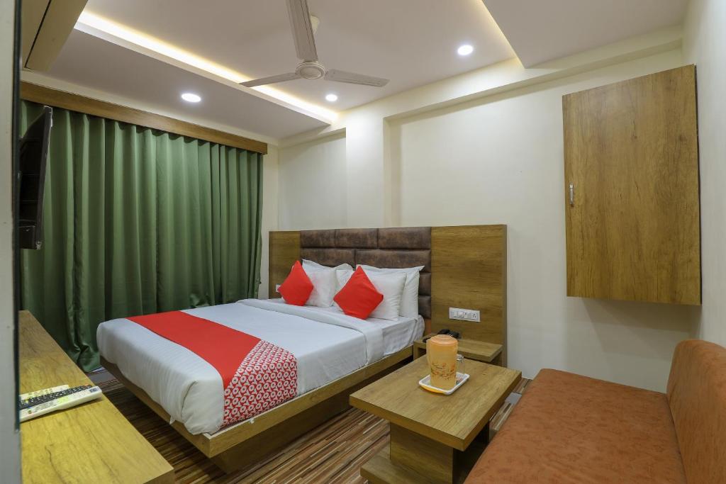 Postel nebo postele na pokoji v ubytování Super Hotel O Shubham Inn