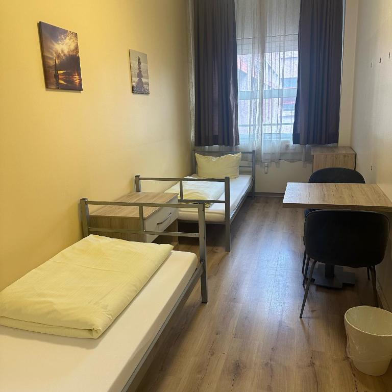 Postel nebo postele na pokoji v ubytování Low Budget Hostel