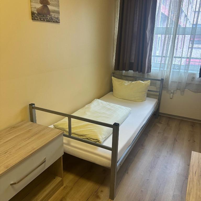 Postel nebo postele na pokoji v ubytování Low Budget Hostel