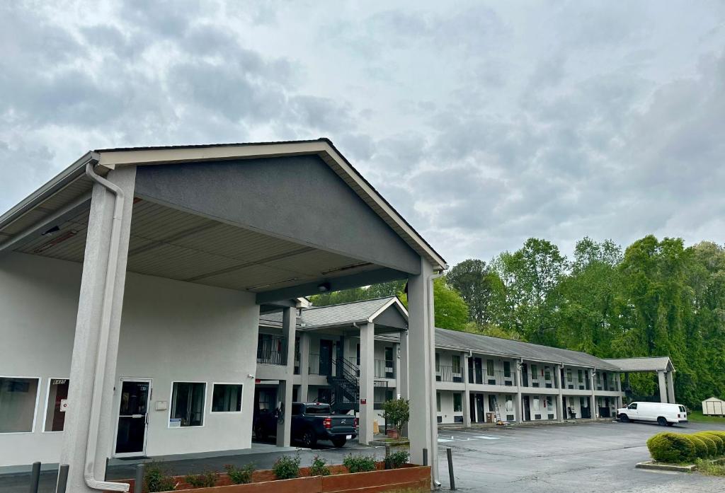 un aparcamiento vacío frente a un edificio en ECONOMY INN, en Jonesboro