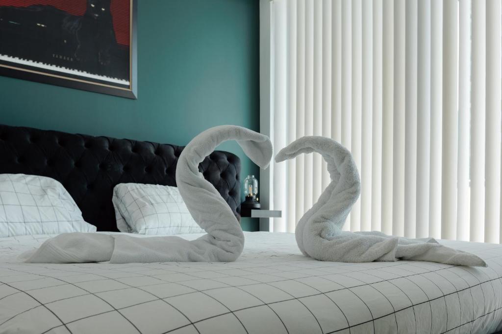 twee zwanenvormige handdoeken op een bed bij Luxury Condo w/Fascinating View&Free Parking in Toronto