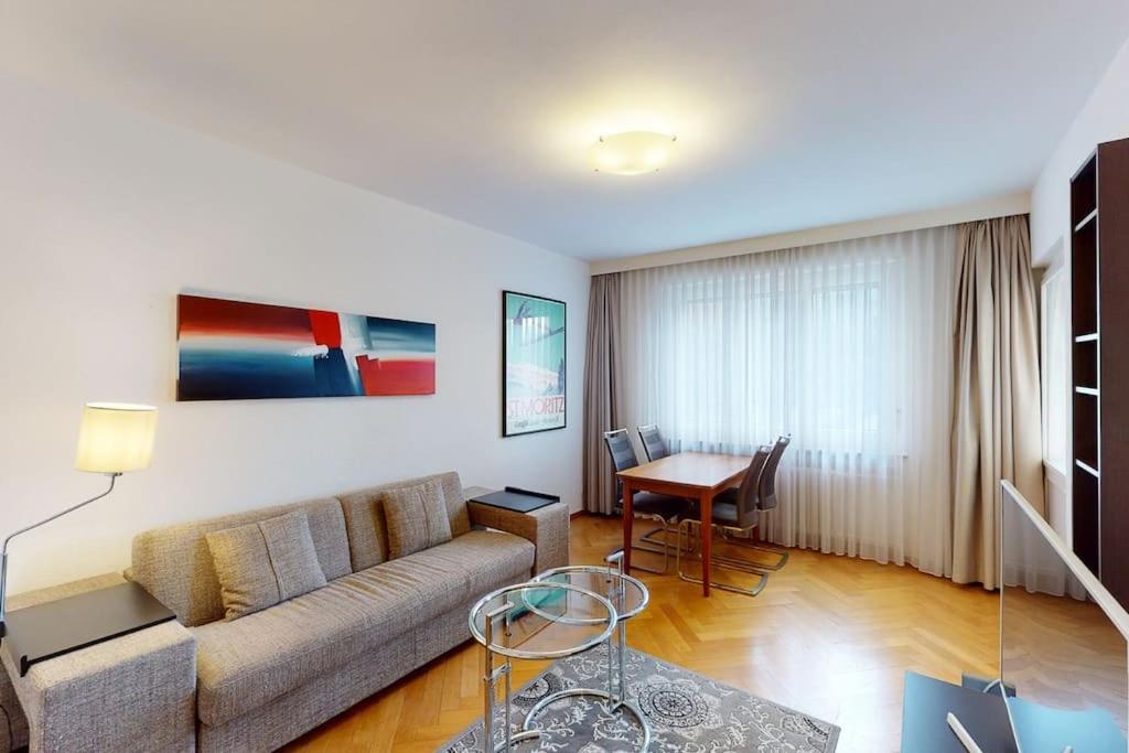 a living room with a couch and a table at Executive 1 bedroom flat, city center (Hammer 1) in Zürich