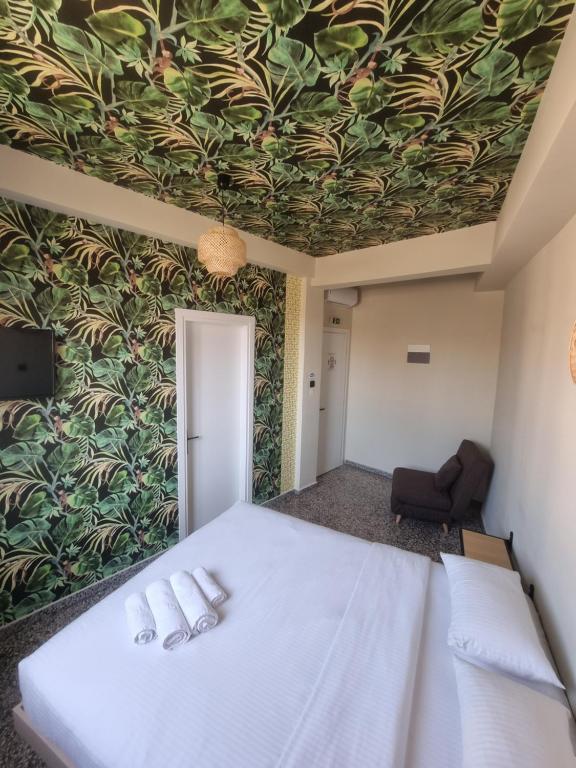 een slaapkamer met een bed met twee slippers erop bij 7ATHENS in Athene
