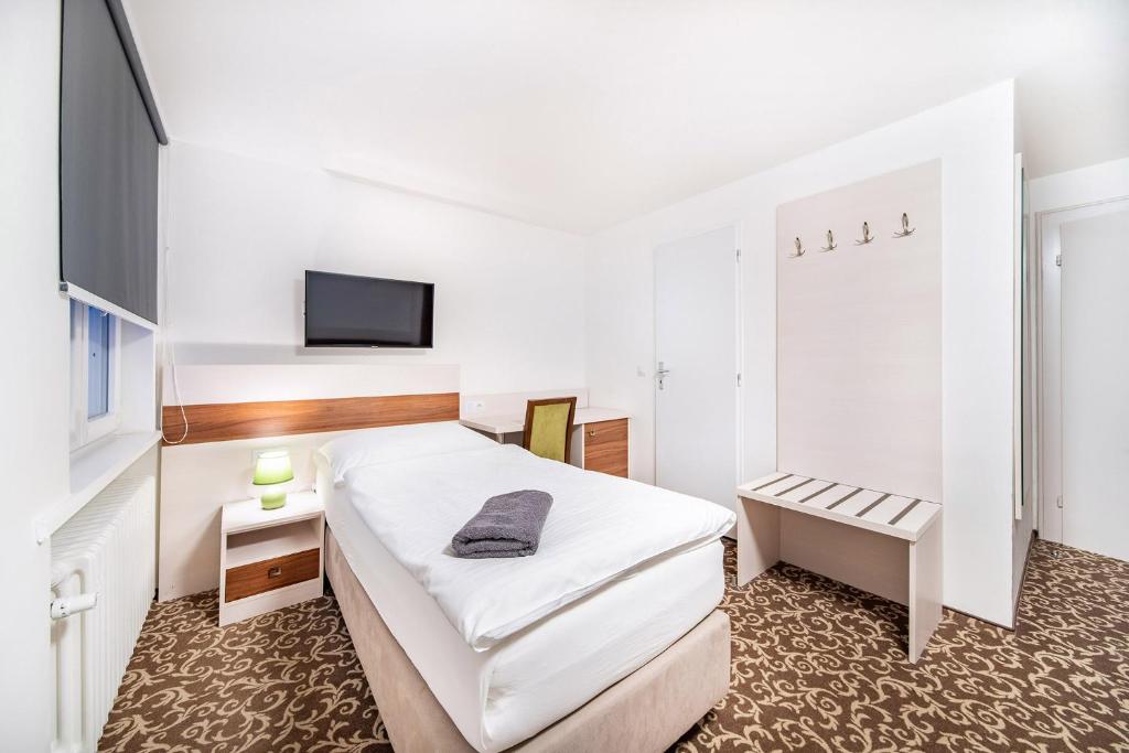 Pension Delicato - Twin Room With Private Bathroom
