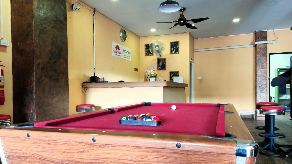Biliár nebo kulečník v ubytování Lucky Buako Hotel Patong