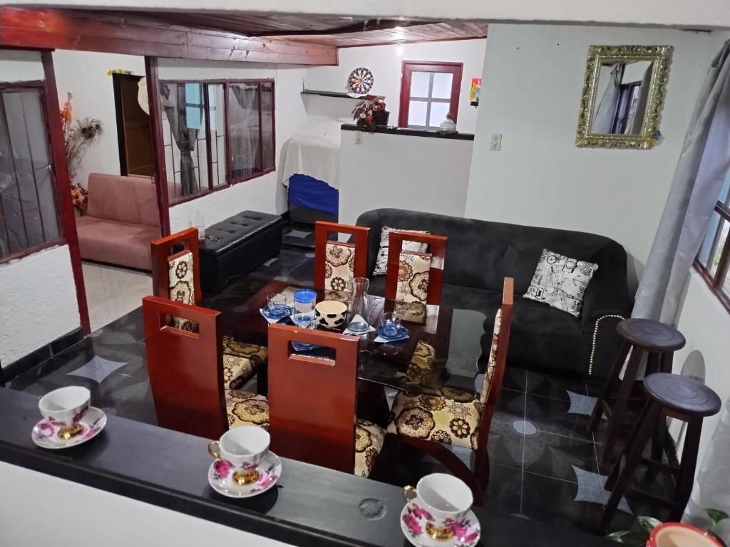 uma sala de estar com um sofá e uma mesa em Casa Campestre Adela em Suesca