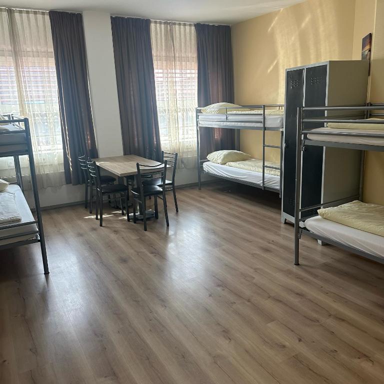 Postel nebo postele na pokoji v ubytování Low Budget Hostel
