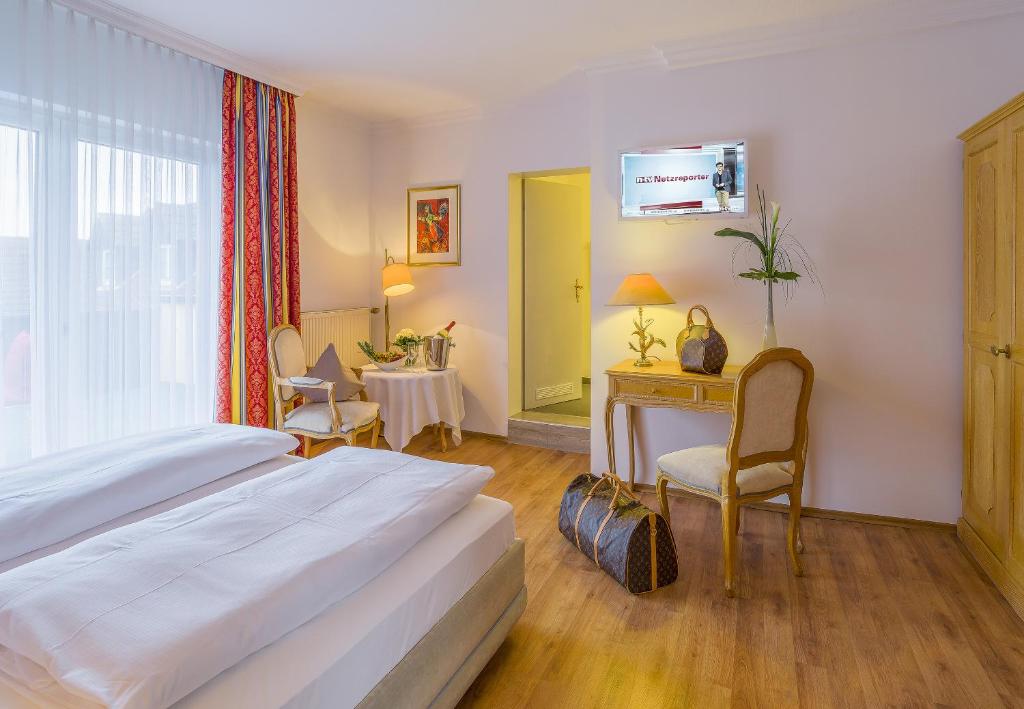 Postel nebo postele na pokoji v ubytování Hotel Krone
