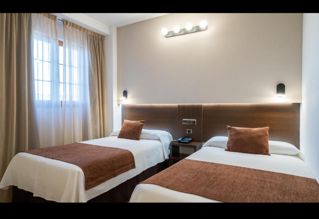 Postel nebo postele na pokoji v ubytování Hotel Mozárbez Salamanca