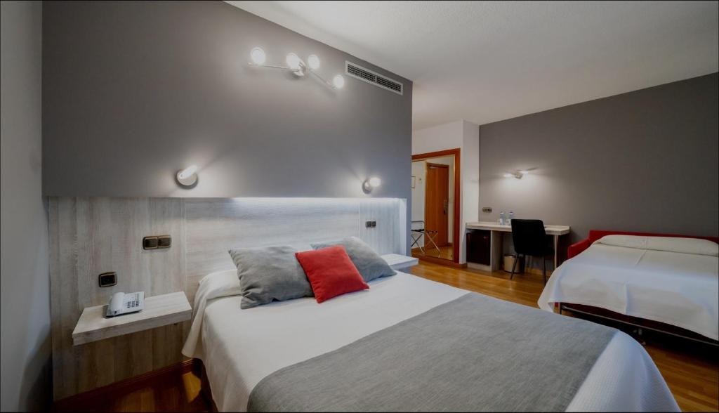 Postel nebo postele na pokoji v ubytování Hotel Mozárbez Salamanca