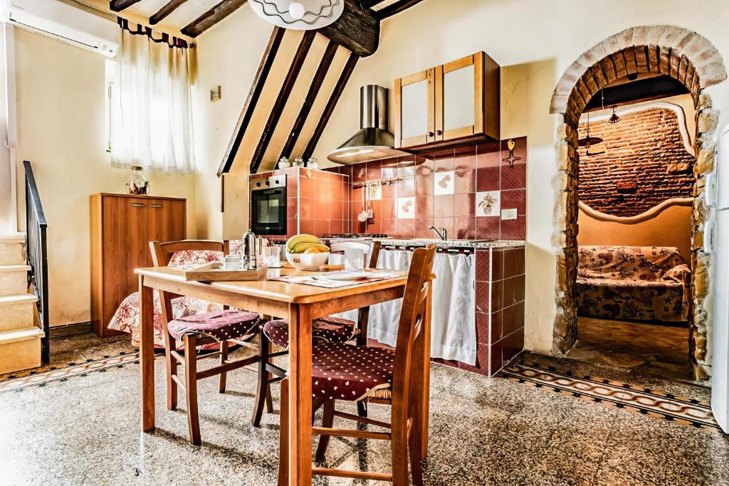 una cucina con tavolo e sedie in legno di Casa Mafalda a Portoferraio