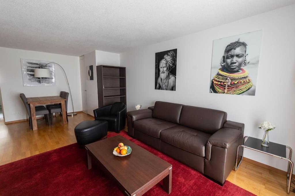 a living room with a couch and a table at Executive 2 bedroom flat / city center (Hösch 5) in Zürich