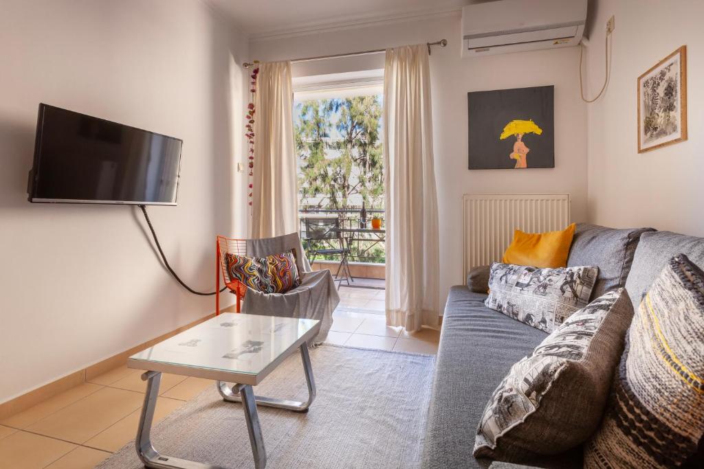 un salon avec un canapé et une table dans l'établissement Spartan Gem Apartment, à Sparte