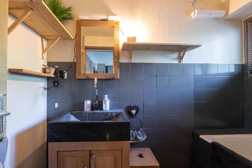 Kuchyň nebo kuchyňský kout v ubytování Cosy studio, idéal détente, rando, VTT et ski