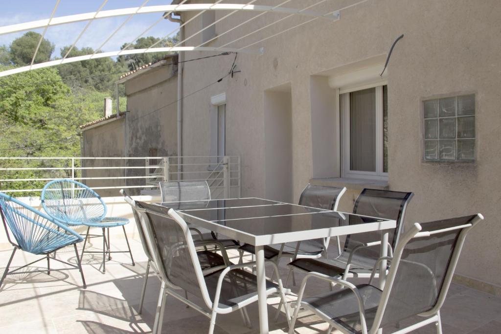 un tavolo e sedie seduti su un balcone di Gîte le Luberon a Robion en Luberon