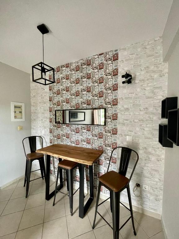 a kitchen with a table and chairs and a microwave at Bitter Orange House in Nerántza