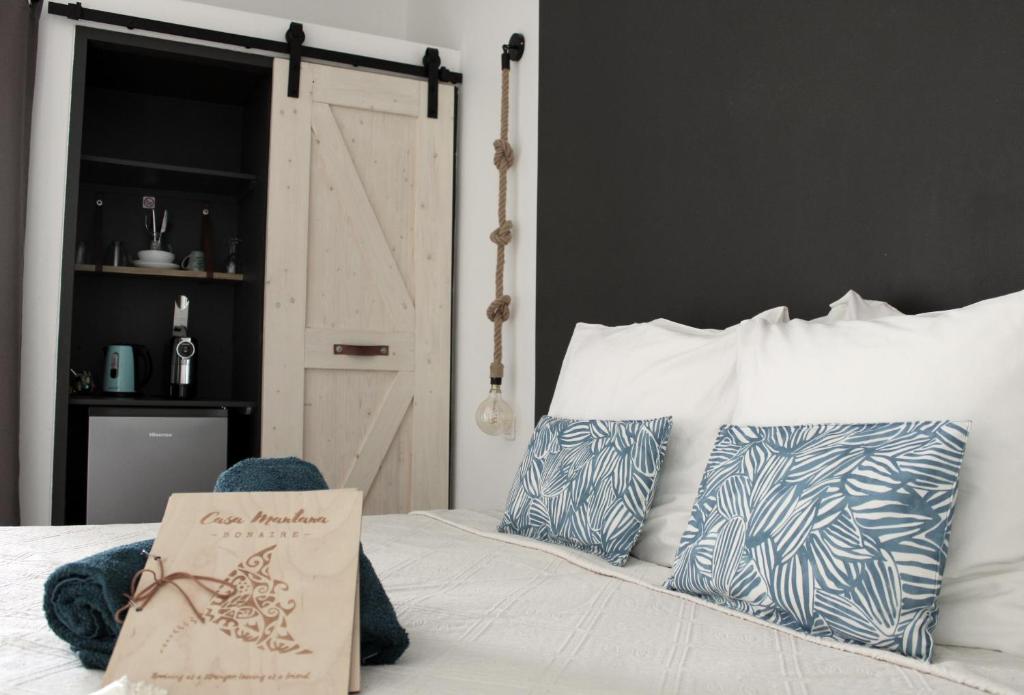 ein Schlafzimmer mit einem Bett mit einem Schild drauf in der Unterkunft Casa Mantana Bonaire in Kralendijk