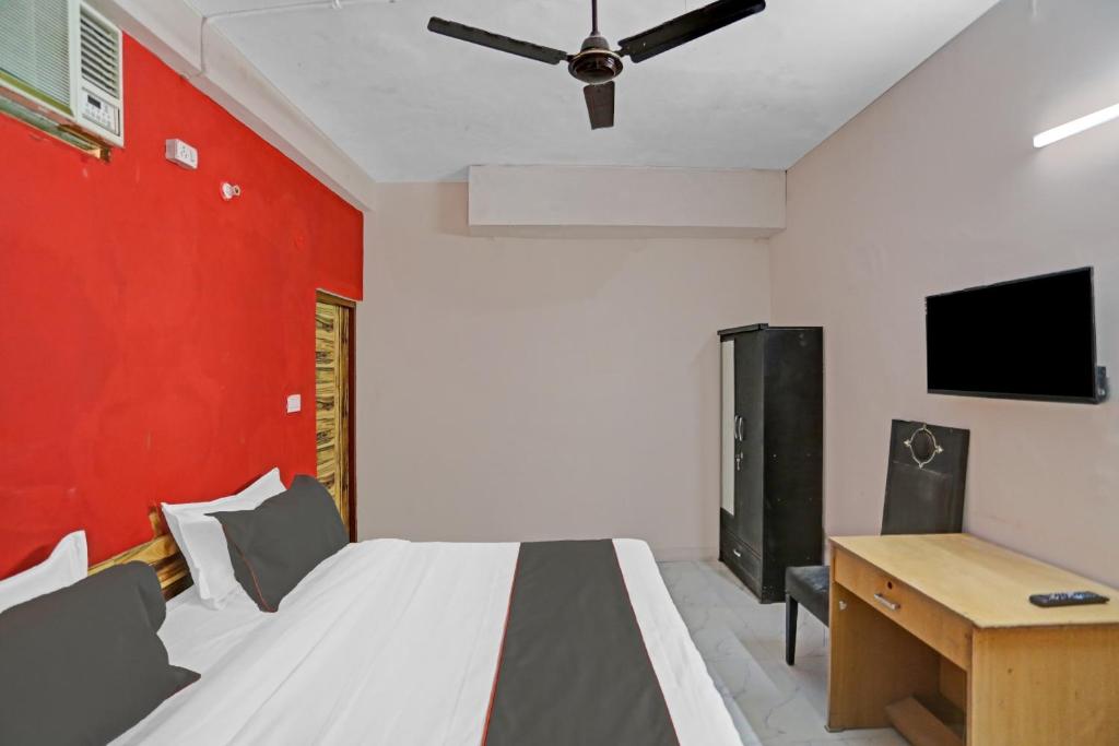 a bedroom with a bed and a flat screen tv at Capital O Diamond 18 Near Worlds Of Wonder in Kalkaji Devi