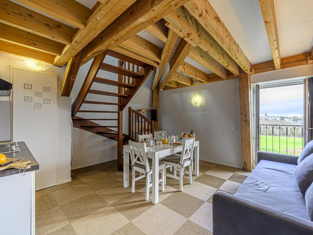 Apartment Le Château de Kergonano-20 by Interhome في بادن: غرفة معيشة مع طاولة وكراسي ودرج
