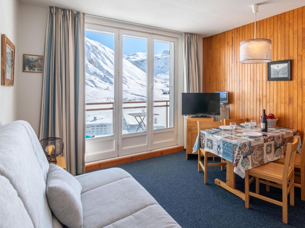 - un salon avec une table et une vue sur la montagne dans l'établissement Studio résidence Le Lac - Le lac by Interhome, à Tignes