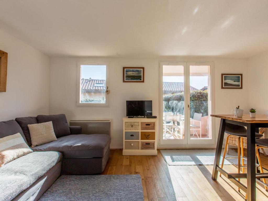 ein Wohnzimmer mit Sofa und Fernseher in der Unterkunft Apartment Maison de l'océan-7 by Interhome in Capbreton