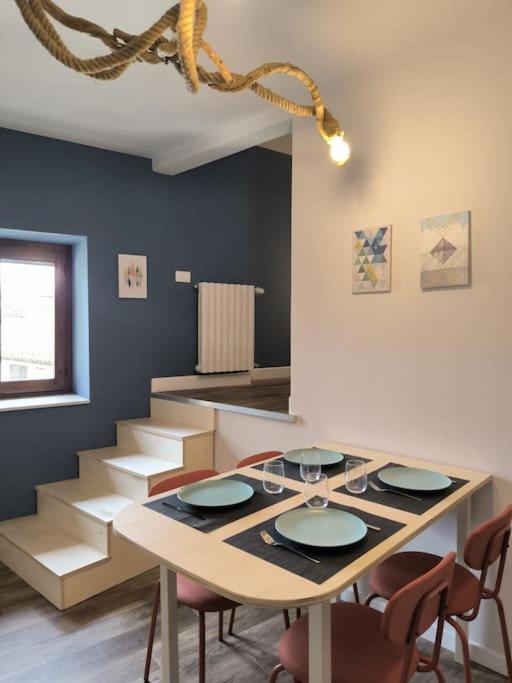 ein Esszimmer mit einem Tisch und einigen Stühlen in der Unterkunft Appartamento - Centro Storico in Savigliano