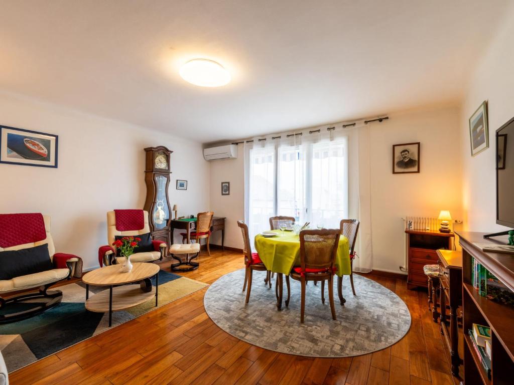 un salon avec une table et des chaises dans l'établissement Apartment Les Platanes by Interhome, à Narbonne
