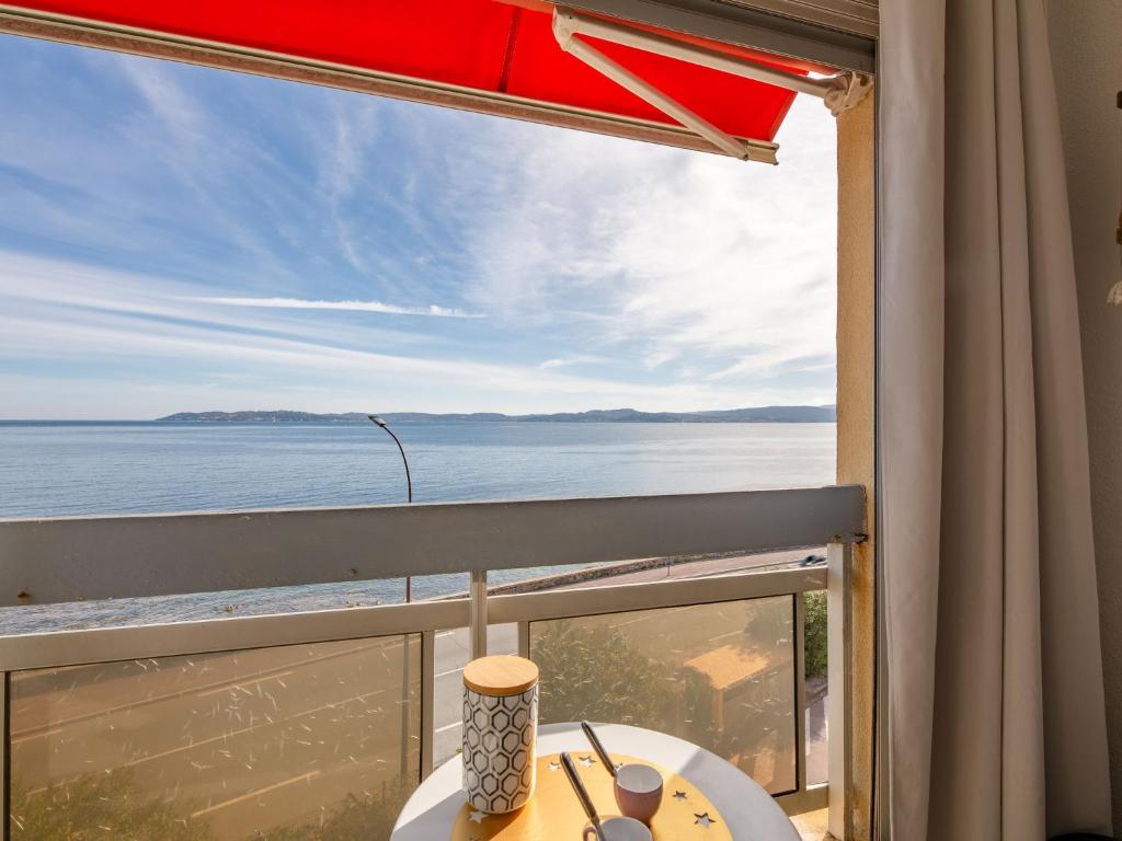 un balcon avec une table et une vue sur l'océan dans l'établissement Studio Le Grand Large-5 by Interhome, à Sainte-Maxime