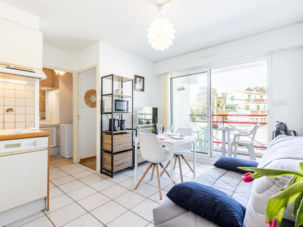 une cuisine et un salon avec une table et des chaises dans l'établissement Apartment Les Sternes by Interhome, à Royan