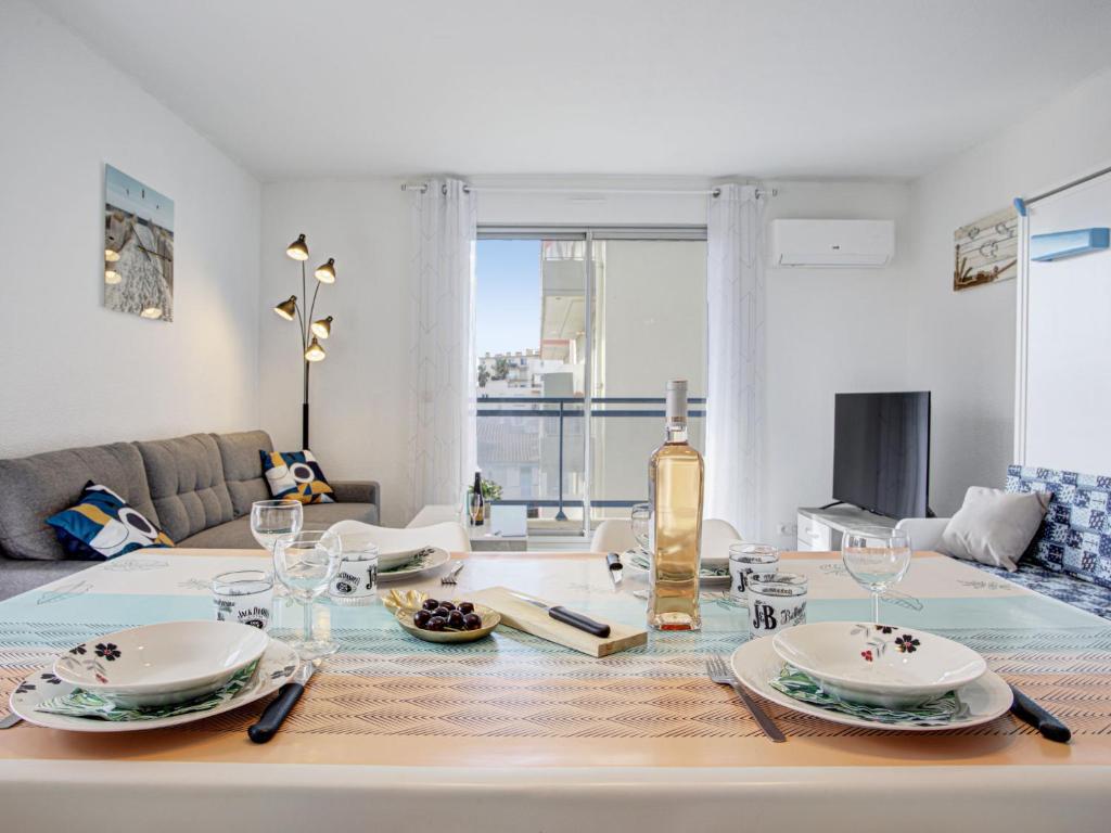 tavolo da pranzo con piatti e bicchieri di Apartment Central Park by Interhome a Canet-en-Roussillon