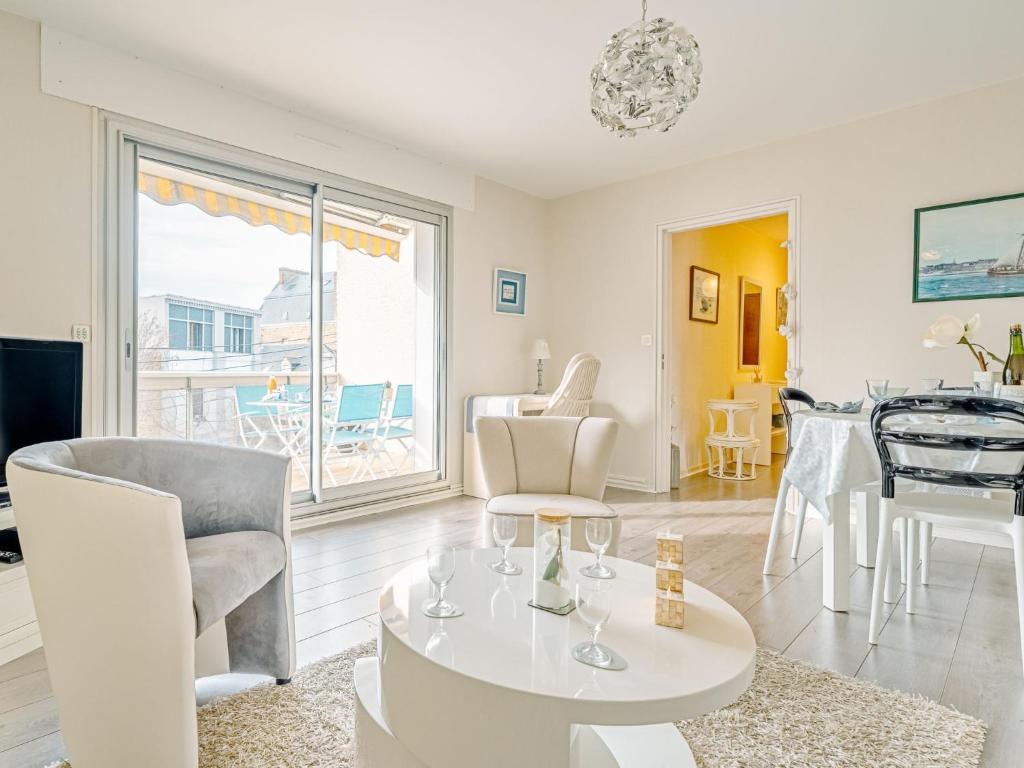 un salon avec une table et des chaises dans l'établissement Apartment Ker Enclos 3 by Interhome, à Dinard