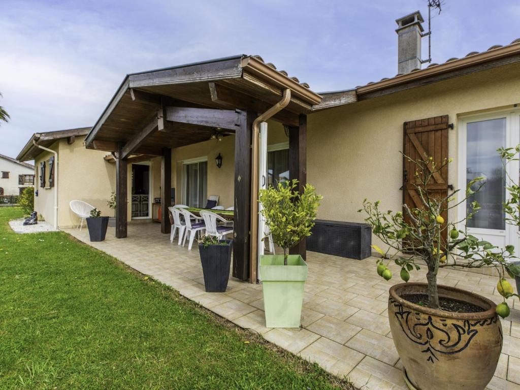 un patio con toldo y plantas en un patio en Holiday Home Océane by Interhome, en Saint-Martin-de-Seignanx