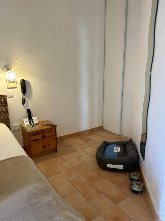 Postel nebo postele na pokoji v ubytování Logis Hotel De La Clape