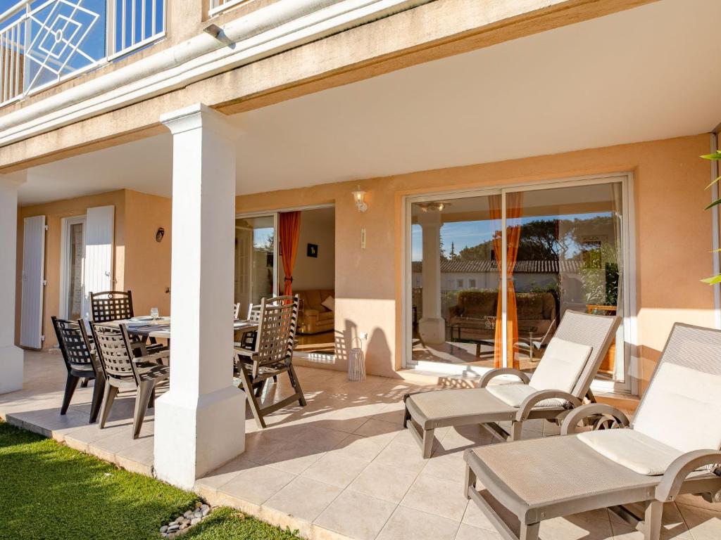 d'un patio avec des chaises et une table. dans l'établissement Holiday Home Maxime Park-12 by Interhome, à Sainte-Maxime