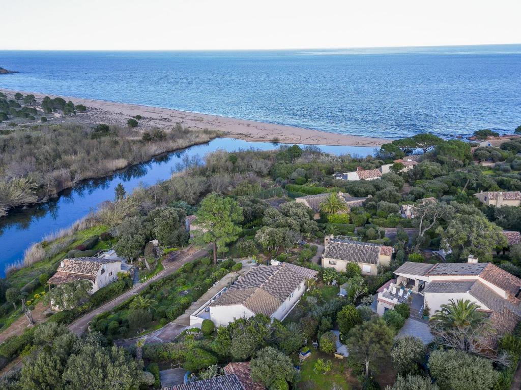 una vista aérea de una casa junto al océano en Holiday Home Casa Paulka by Interhome, en Sainte-Lucie de Porto-Vecchio