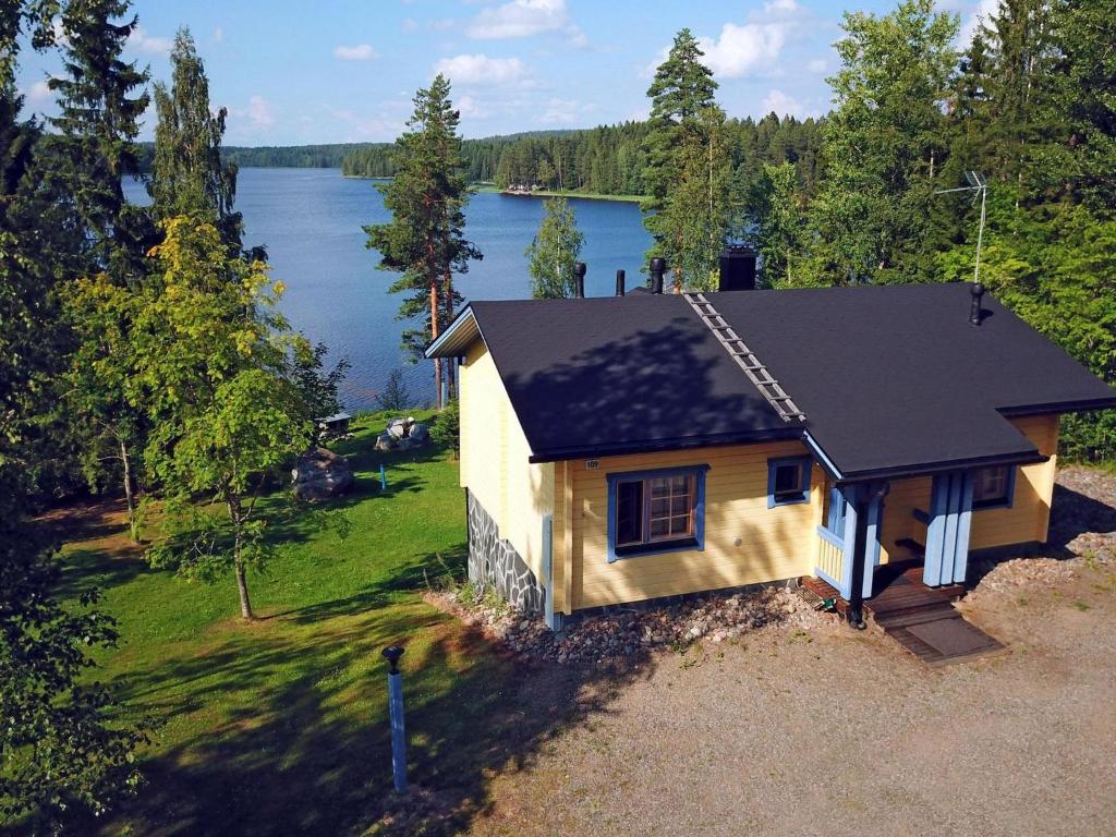 een luchtzicht op een klein huis met een meer bij Holiday Home Villa paasisalo by Interhome in Siilinjärvi