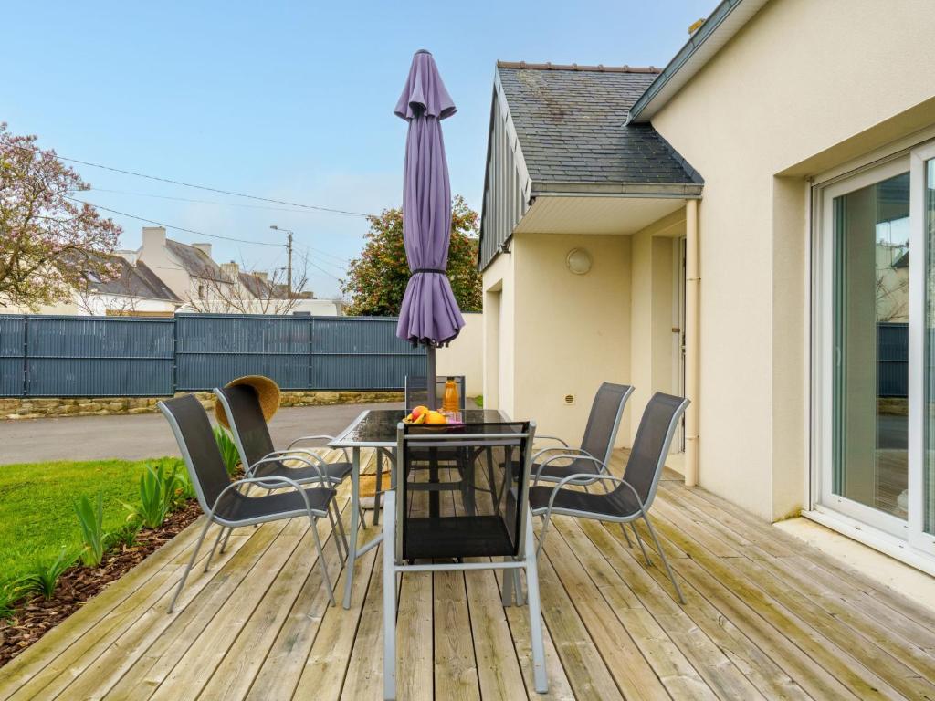 une terrasse avec une table, des chaises et un parasol dans l'établissement Holiday Home Ty Maez by Interhome, à Plonéour-Lanvern