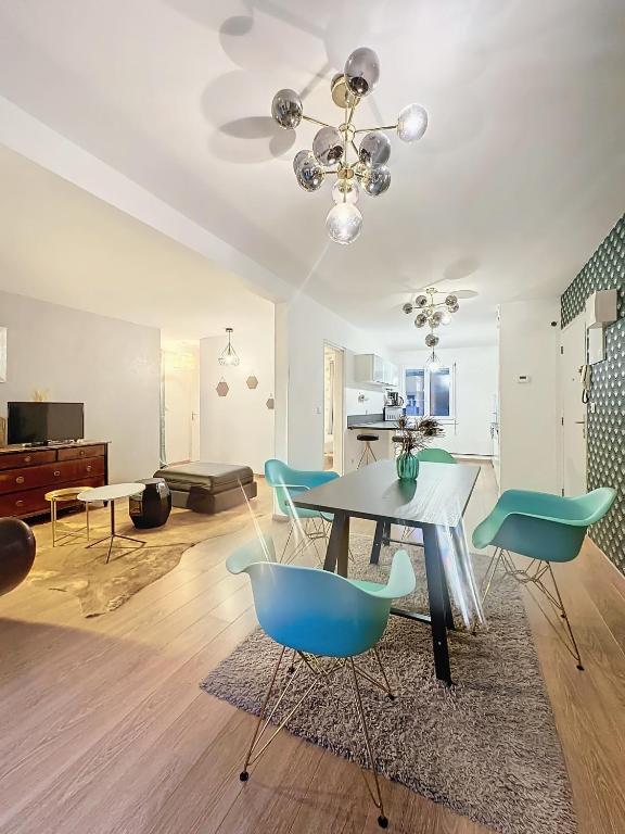 un salon avec une table et des chaises dans l'établissement Mémorial, à Caen