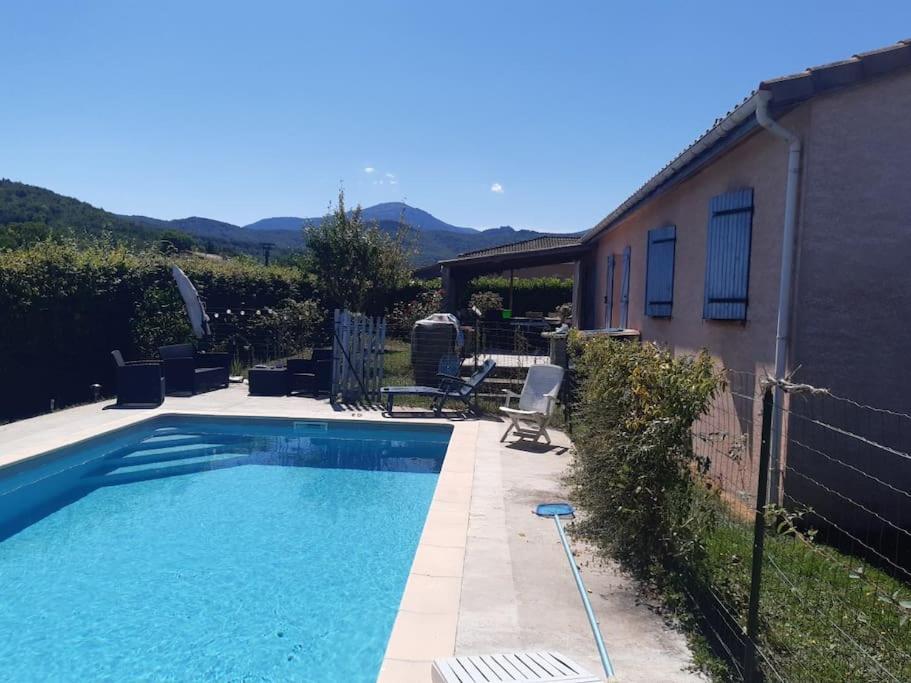 una piscina en un patio con una casa en Villa calme avec piscine, en Lavelanet