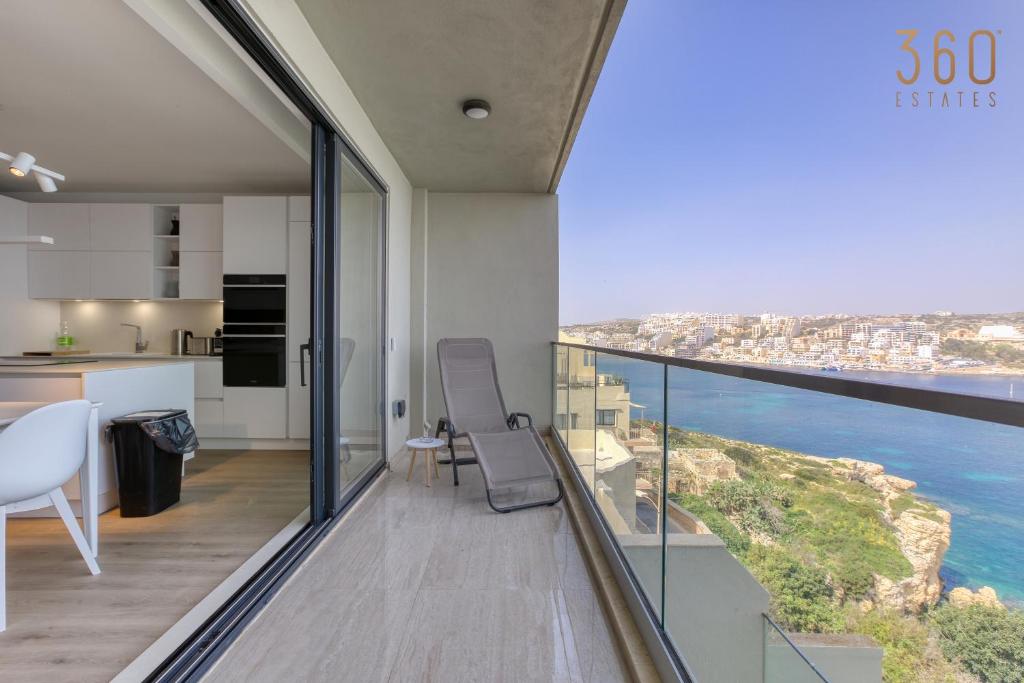 Cet appartement dispose d'un balcon avec vue sur l'océan. dans l'établissement Designer 2BR home with Stunning views in St Pauls by 360 Estates, à San Pawl il-Baħar