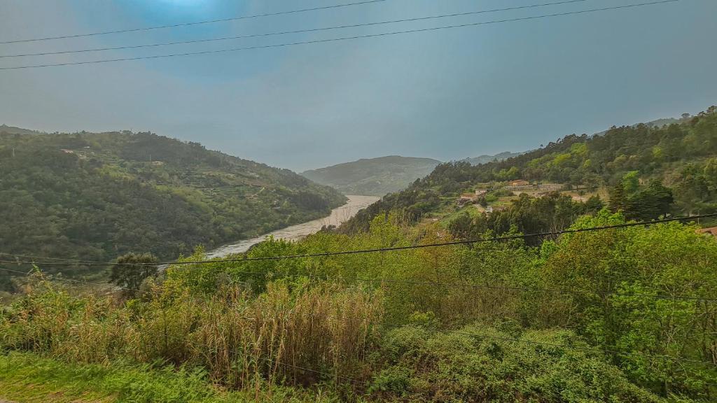 vista para um rio num vale com montanhas em Solar de Pisões em Marco de Canavezes
